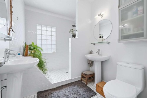 522 8 Avenue Ne, Calgary, AB - Indoor Photo Showing Bathroom