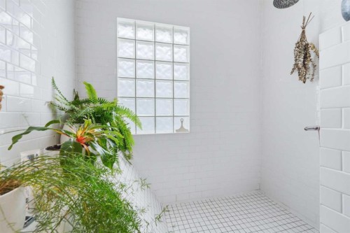 522 8 Avenue Ne, Calgary, AB - Indoor Photo Showing Bathroom