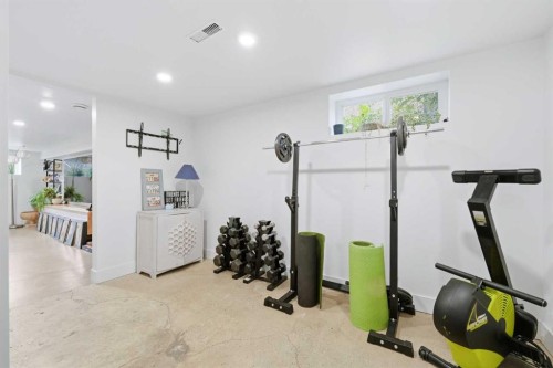 522 8 Avenue Ne, Calgary, AB - Indoor Photo Showing Gym Room