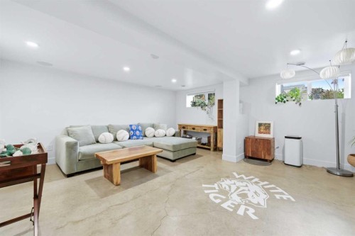 522 8 Avenue Ne, Calgary, AB - Indoor Photo Showing Living Room