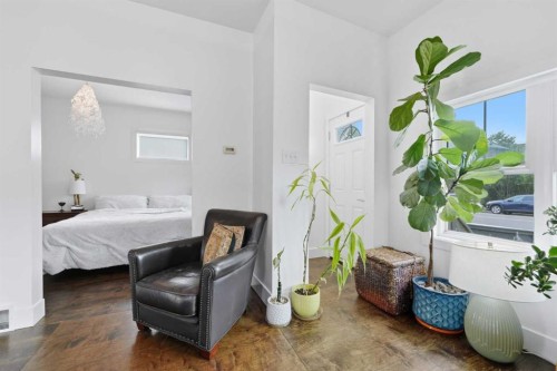 522 8 Avenue Ne, Calgary, AB - Indoor Photo Showing Bedroom