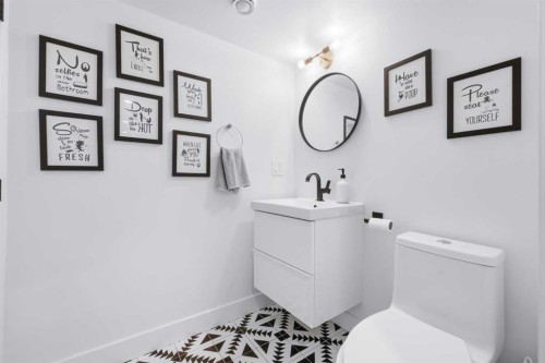 522 8 Avenue Ne, Calgary, AB - Indoor Photo Showing Bathroom