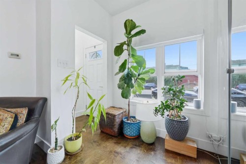 522 8 Avenue Ne, Calgary, AB - Indoor Photo Showing Other Room