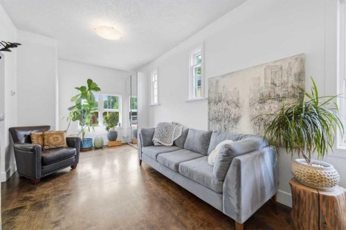522 8 Avenue Ne, Calgary, AB - Indoor Photo Showing Living Room