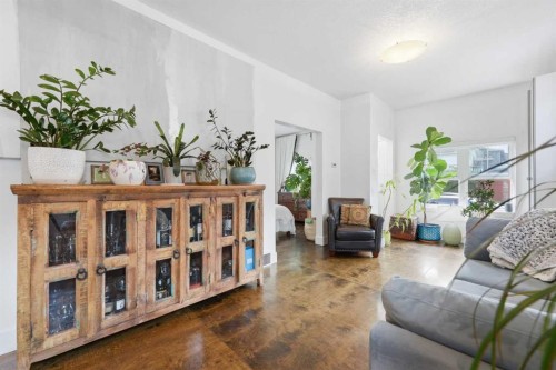 522 8 Avenue Ne, Calgary, AB - Indoor Photo Showing Other Room