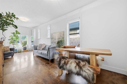 522 8 Avenue Ne, Calgary, AB - Indoor Photo Showing Living Room