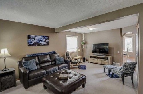124 Del Ray Close Ne, Calgary, AB - Indoor Photo Showing Living Room
