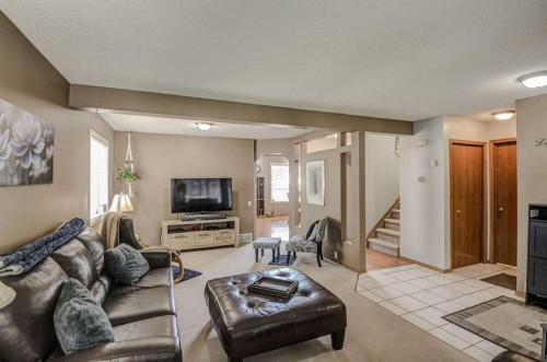 124 Del Ray Close Ne, Calgary, AB - Indoor Photo Showing Living Room