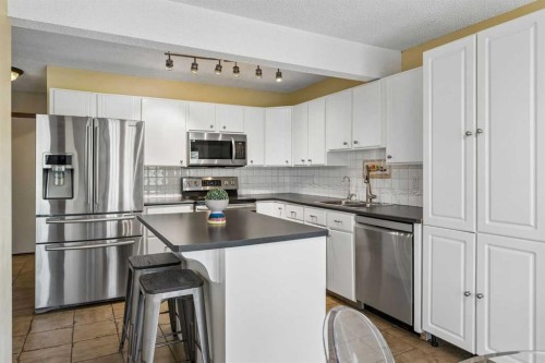 728 Shawnee Drive Sw, Calgary, AB - Indoor Photo Showing Kitchen