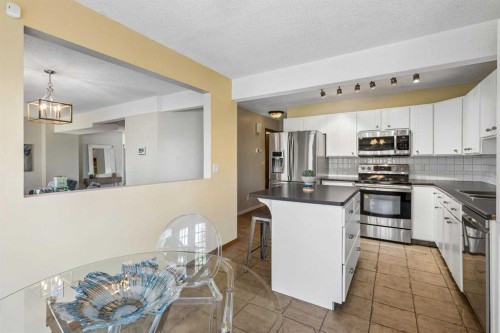728 Shawnee Drive Sw, Calgary, AB - Indoor Photo Showing Kitchen With Upgraded Kitchen