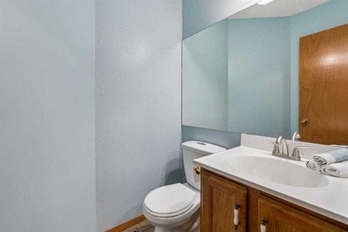 728 Shawnee Drive Sw, Calgary, AB - Indoor Photo Showing Bathroom