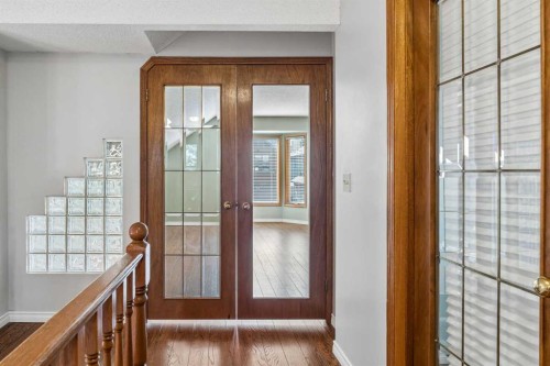 728 Shawnee Drive Sw, Calgary, AB - Indoor Photo Showing Other Room