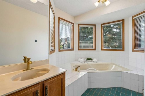 728 Shawnee Drive Sw, Calgary, AB - Indoor Photo Showing Bathroom