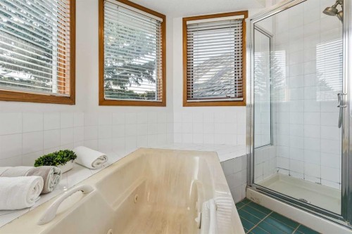 728 Shawnee Drive Sw, Calgary, AB - Indoor Photo Showing Bathroom