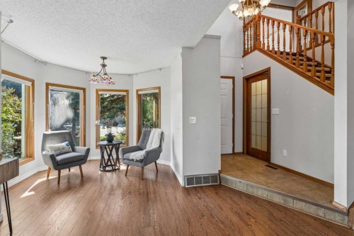 728 Shawnee Drive Sw, Calgary, AB - Indoor Photo Showing Living Room