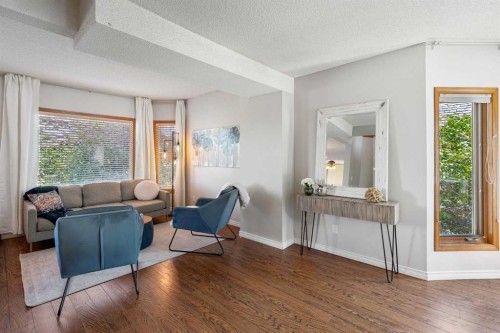 728 Shawnee Drive Sw, Calgary, AB - Indoor Photo Showing Living Room