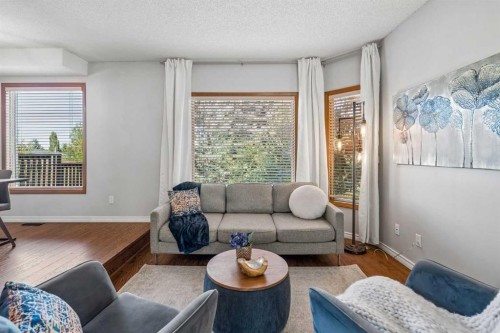 728 Shawnee Drive Sw, Calgary, AB - Indoor Photo Showing Living Room