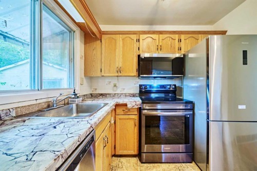 627 94 Avenue Sw, Calgary, AB - Indoor Photo Showing Kitchen