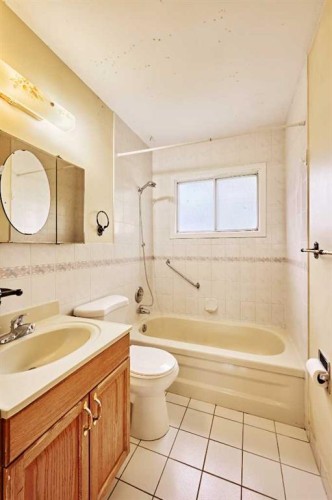 627 94 Avenue Sw, Calgary, AB - Indoor Photo Showing Bathroom