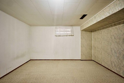 627 94 Avenue Sw, Calgary, AB - Indoor Photo Showing Other Room