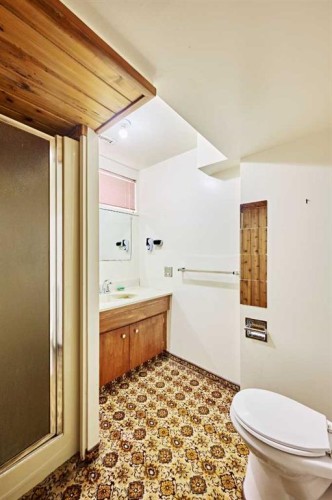 627 94 Avenue Sw, Calgary, AB - Indoor Photo Showing Bathroom