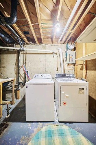 627 94 Avenue Sw, Calgary, AB - Indoor Photo Showing Laundry Room