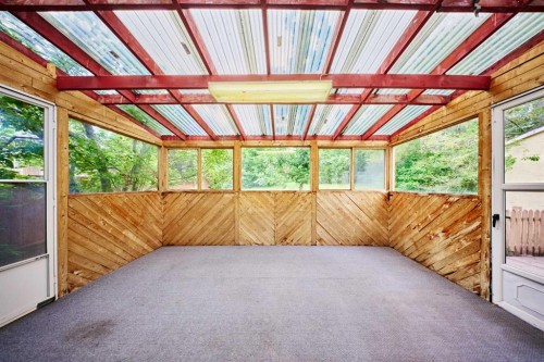 627 94 Avenue Sw, Calgary, AB - Indoor Photo Showing Other Room