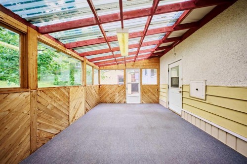 627 94 Avenue Sw, Calgary, AB - Indoor Photo Showing Other Room