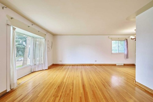 627 94 Avenue Sw, Calgary, AB - Indoor Photo Showing Other Room