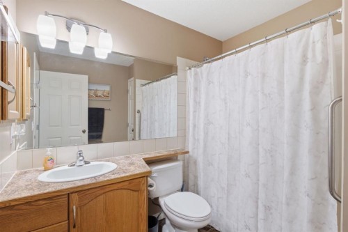 207-72 Quigley Drive, Cochrane, AB - Indoor Photo Showing Bathroom