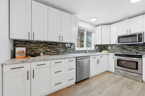2220 Paliswood Road Sw, Calgary, AB - Indoor Photo Showing Kitchen With Upgraded Kitchen