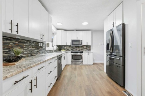 2220 Paliswood Road Sw, Calgary, AB - Indoor Photo Showing Kitchen With Upgraded Kitchen