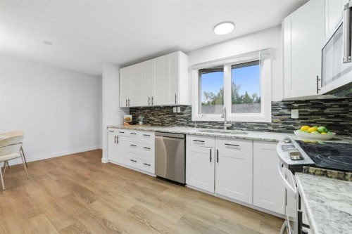 2220 Paliswood Road Sw, Calgary, AB - Indoor Photo Showing Kitchen With Upgraded Kitchen