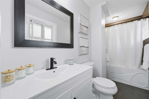 2220 Paliswood Road Sw, Calgary, AB - Indoor Photo Showing Bathroom