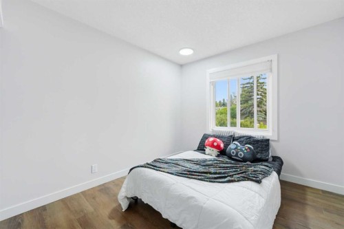 2220 Paliswood Road Sw, Calgary, AB - Indoor Photo Showing Bedroom