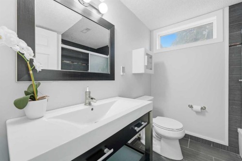 2220 Paliswood Road Sw, Calgary, AB - Indoor Photo Showing Bathroom