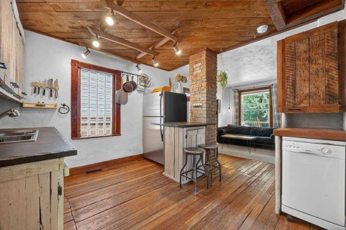 303 27 Avenue Ne, Calgary, AB - Indoor Photo Showing Kitchen