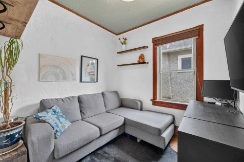 303 27 Avenue Ne, Calgary, AB - Indoor Photo Showing Living Room