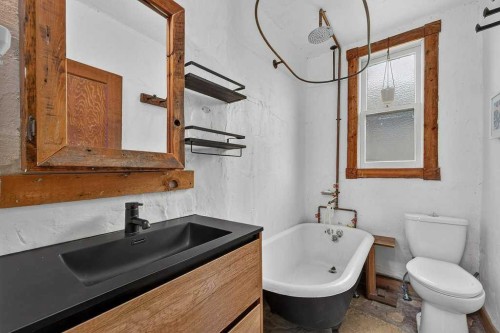 303 27 Avenue Ne, Calgary, AB - Indoor Photo Showing Bathroom