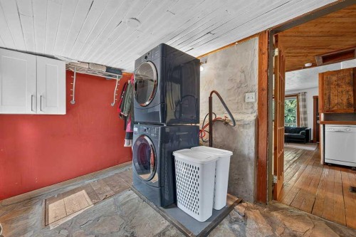303 27 Avenue Ne, Calgary, AB - Indoor Photo Showing Laundry Room