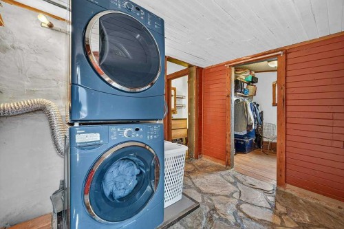303 27 Avenue Ne, Calgary, AB - Indoor Photo Showing Laundry Room