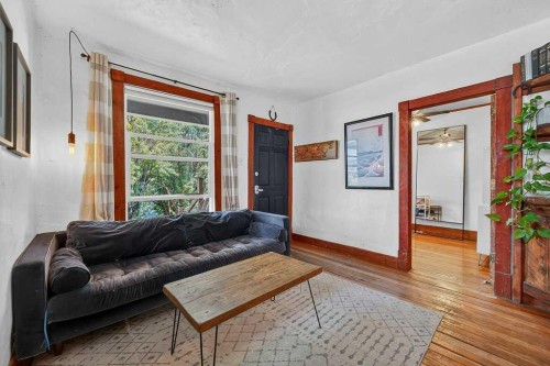 303 27 Avenue Ne, Calgary, AB - Indoor Photo Showing Living Room