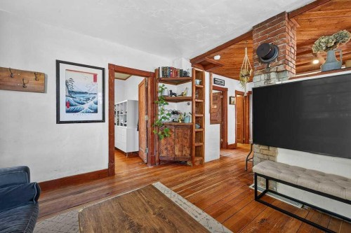 303 27 Avenue Ne, Calgary, AB - Indoor Photo Showing Other Room