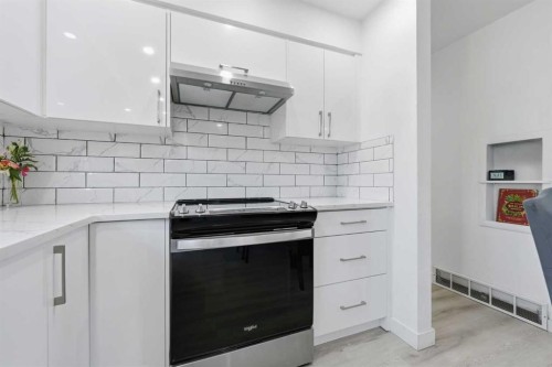 20 Rossburn Crescent Sw, Calgary, AB - Indoor Photo Showing Kitchen With Upgraded Kitchen