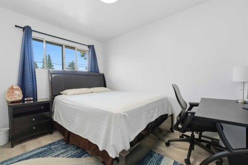 20 Rossburn Crescent Sw, Calgary, AB - Indoor Photo Showing Bedroom