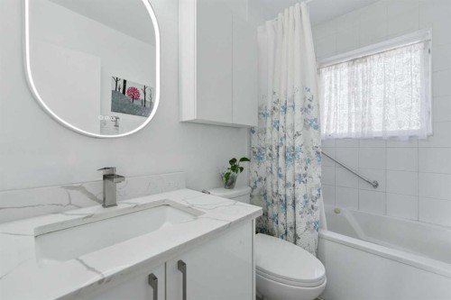 20 Rossburn Crescent Sw, Calgary, AB - Indoor Photo Showing Bathroom