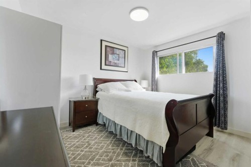 20 Rossburn Crescent Sw, Calgary, AB - Indoor Photo Showing Bedroom