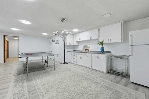 20 Rossburn Crescent Sw, Calgary, AB - Indoor Photo Showing Kitchen