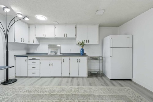 20 Rossburn Crescent Sw, Calgary, AB - Indoor Photo Showing Kitchen