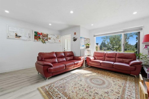 20 Rossburn Crescent Sw, Calgary, AB - Indoor Photo Showing Living Room